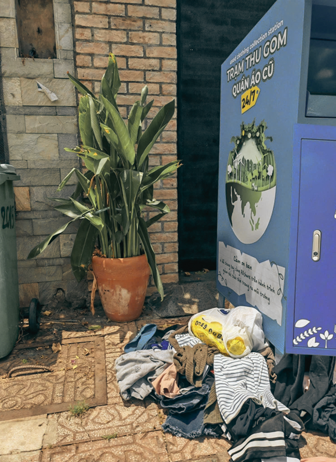 Quần áo bị vung vãi